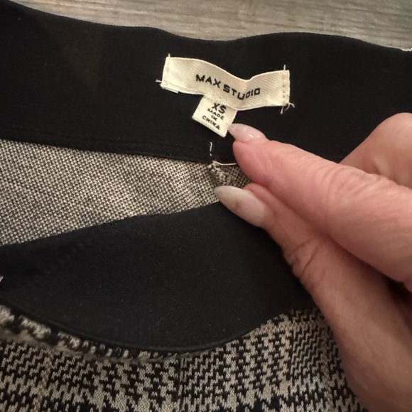 Max Studio houndstooth Wide-Leg Trousers in Black & White. Elastic waist. - Picture 3 of 11